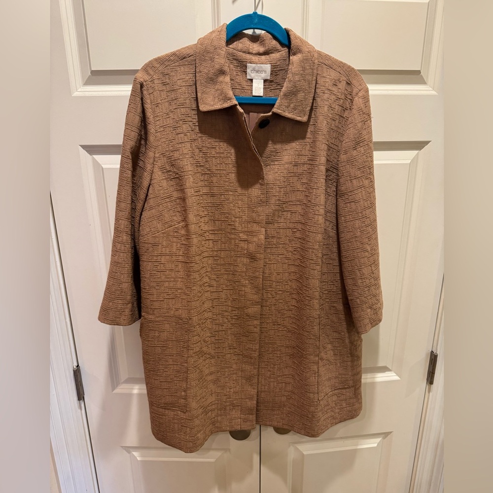 Chico's khaki tan jacket with 4 hidden buttons and pleat back, lined/lightweight